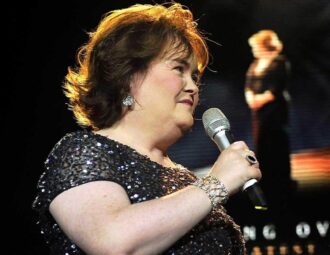 Susan Boyle inspira no dia do orgulho autista
