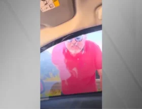 homem atira em veículo