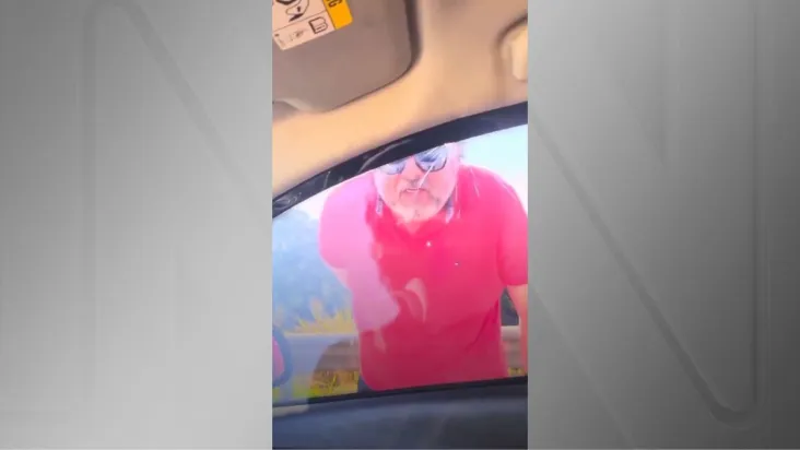 homem atira em veículo