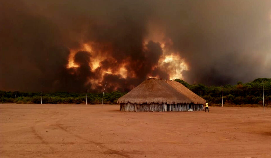 Queimada perto de uma casa